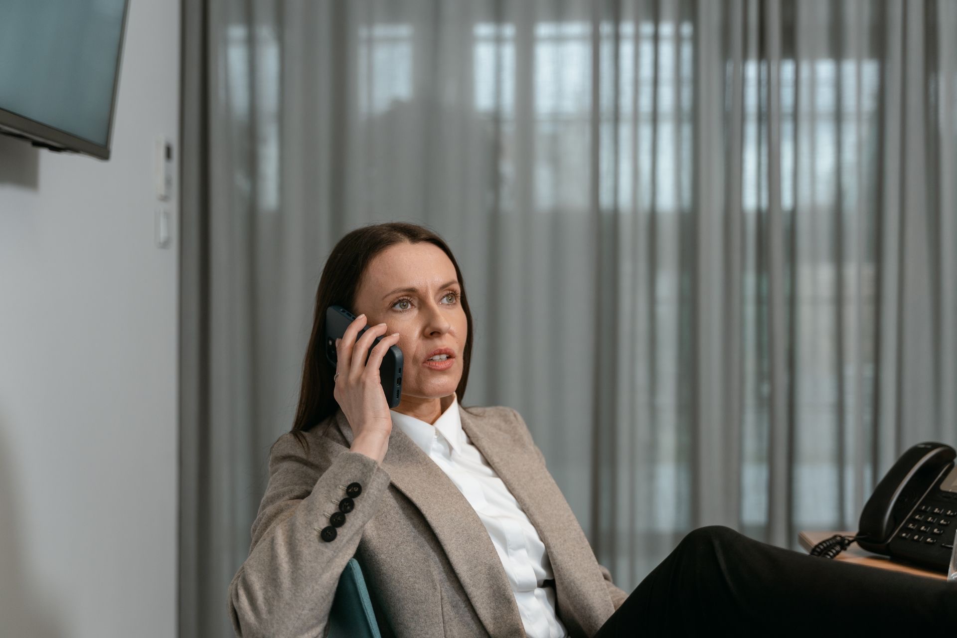 Une responsable d'exploitation au téléphone dans son bureau