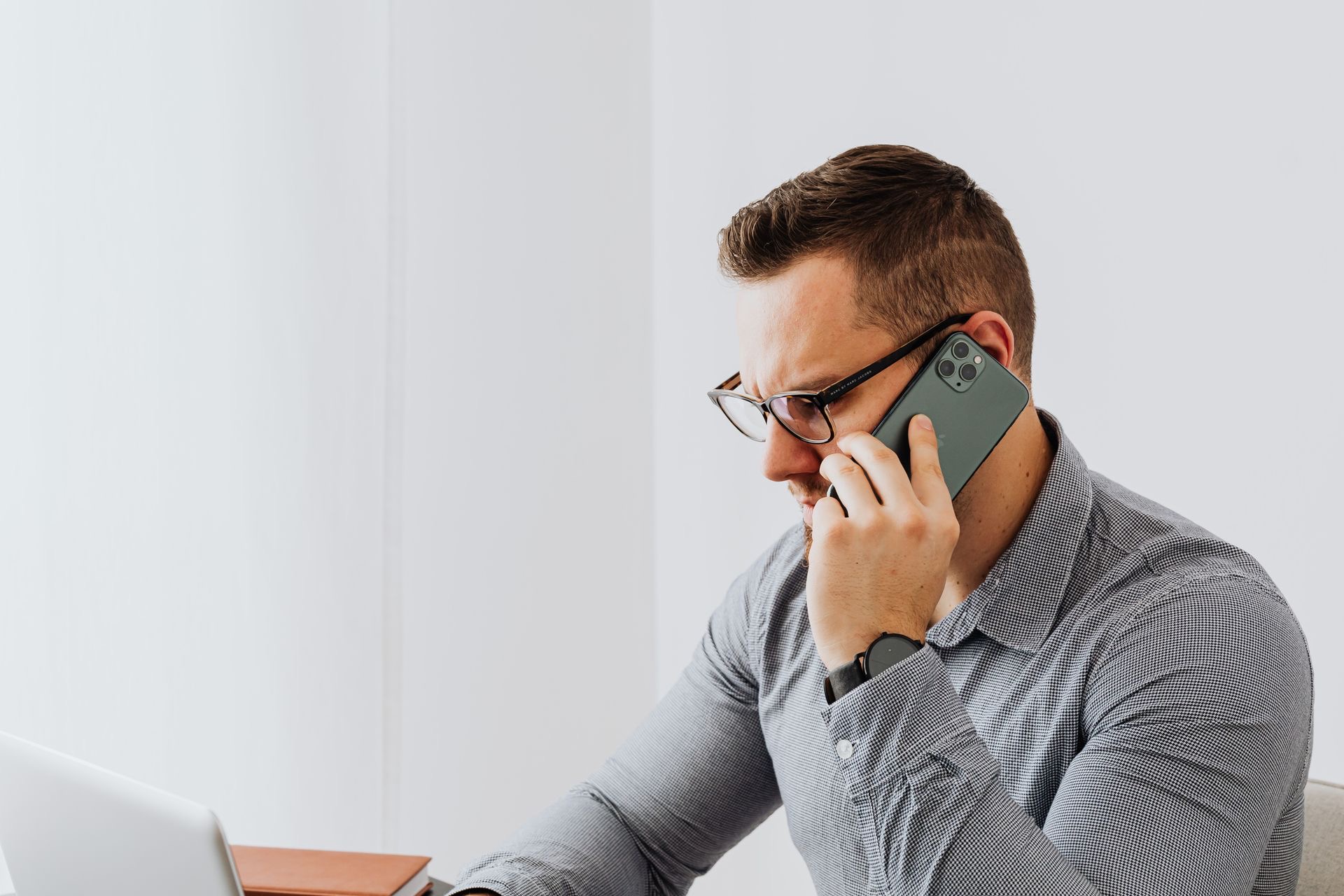 Un affréteur au téléphone devant son ordinateur