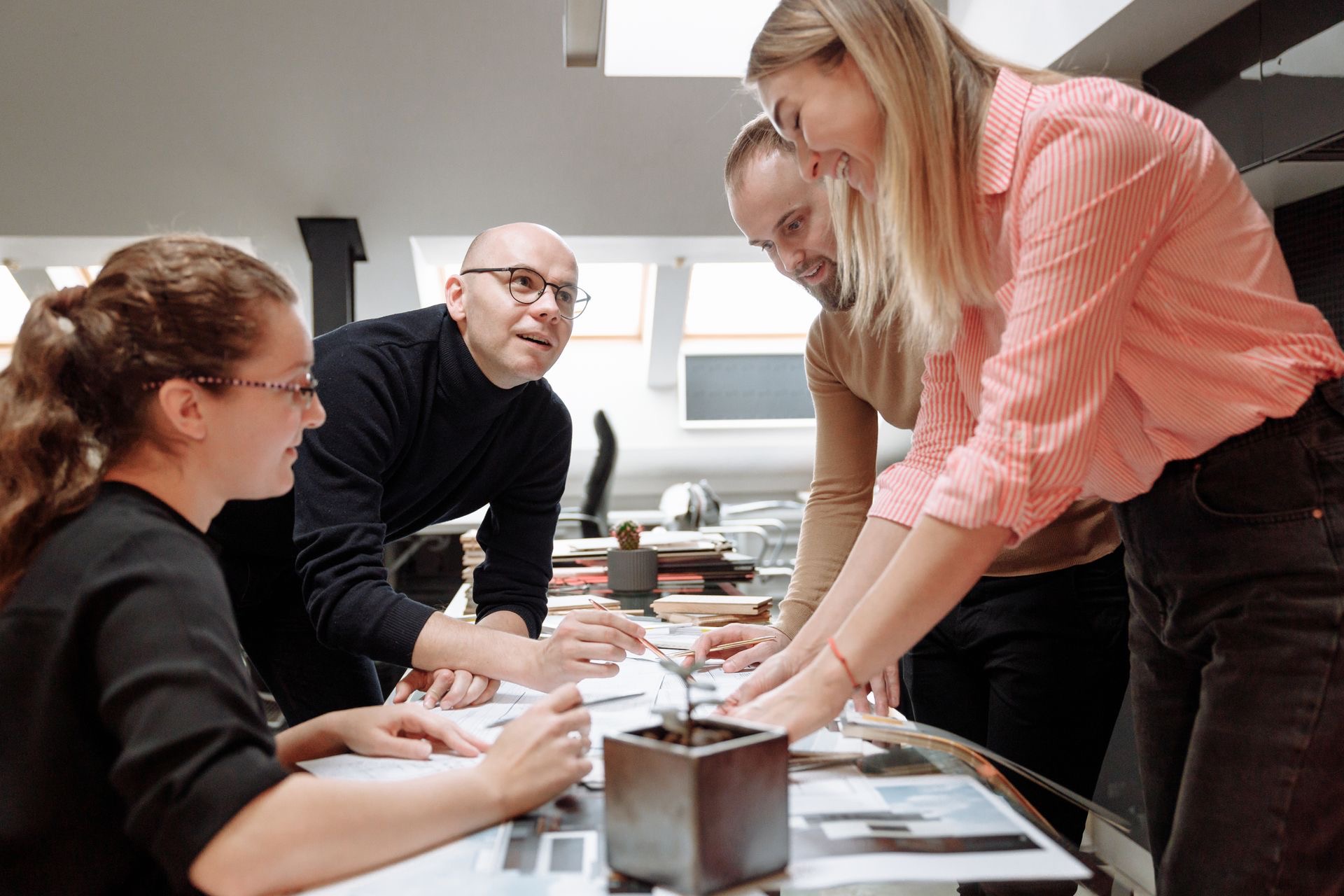 Des collègues font le point ensemble au bureau
