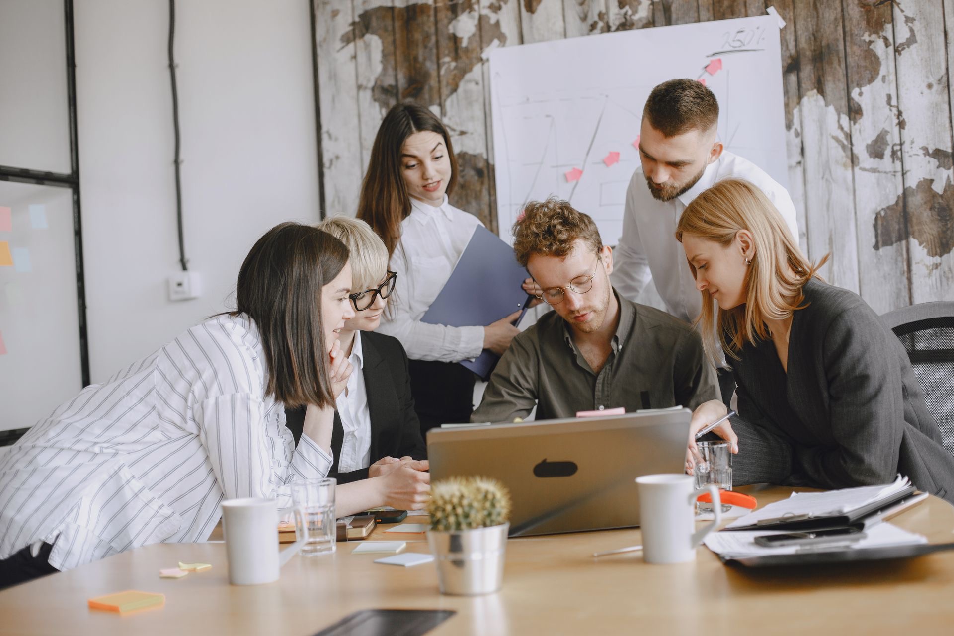 Une équipe au travail autour d'une table